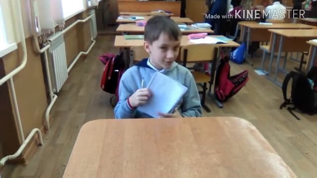 Упал со стула и вывехнул плечо