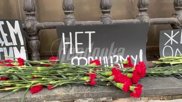 В годовщину трагедии в Доме профсоюзов москвичи принесли гвоздики к закрытому украинскому посольству