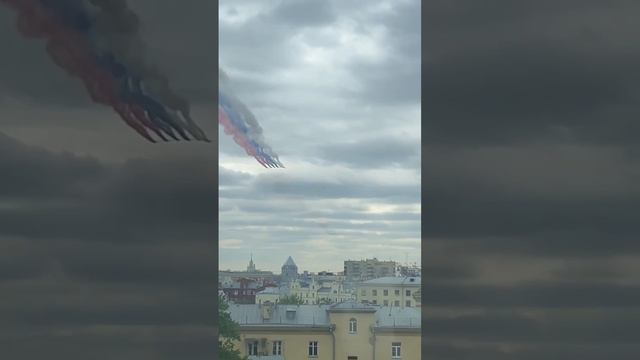 Самолёты в небе над Москвой рисуют триколор.
