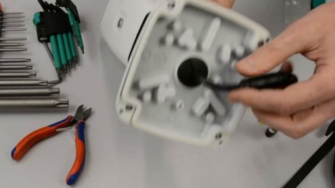 Монтаж и подключение IP камеры с разъемом снаружи корпуса на вентилируемом фасаде