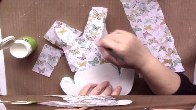 Conejo de pascua decorado con chalk paint y decoupage