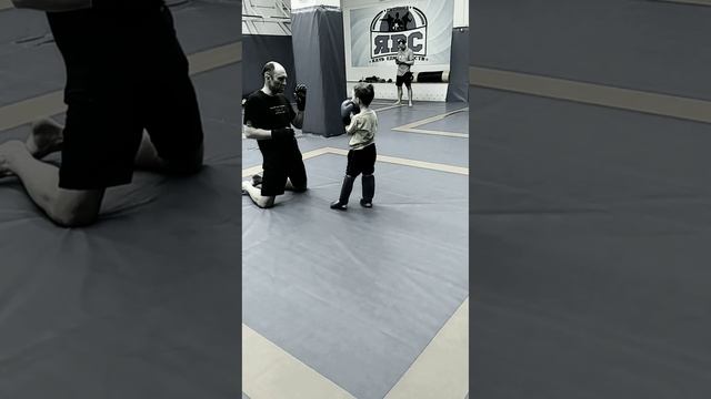 Тренировка сына по тайскому боксу