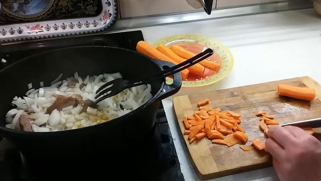 На столе сегодня ПЛОВ! Плов ХВАЛИТЬ—не надо слов.ВКУСЕН—что и говорить! А легко ль его сварить?