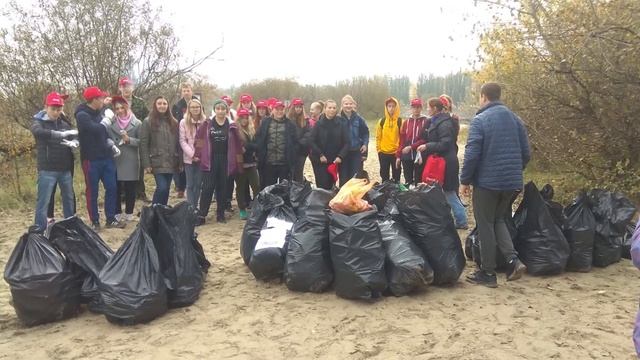 Около 200 килограммов мусора вывезли с берега реки