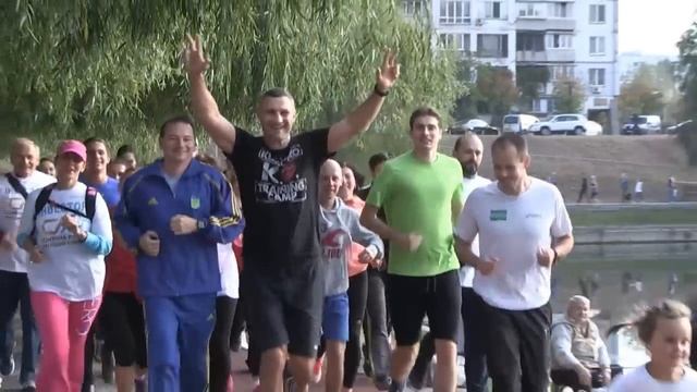 Віталій і Володимир Клички відкрили і протестували нову бігову доріжку навколо озера Тельбін