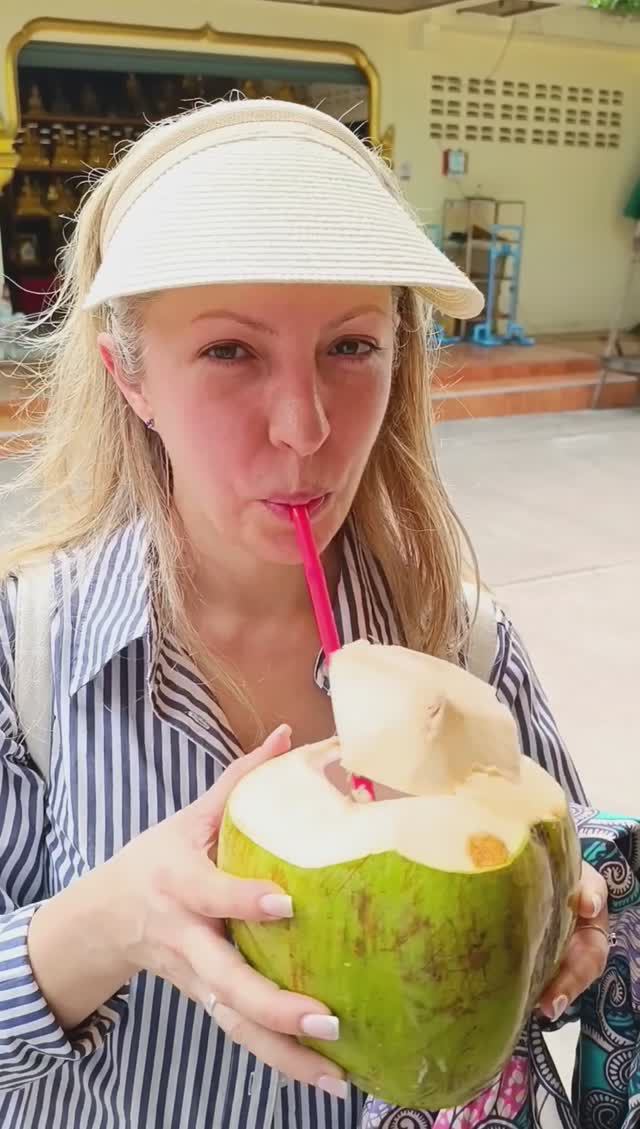 Пьём кокос. Кокосовая вода. Паттайя. Таиланд 2024 /Drinking coconut. Thailand 2024 #таиланд #паттайя