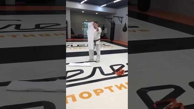 как складывать форму на киокушинкай каратэ?