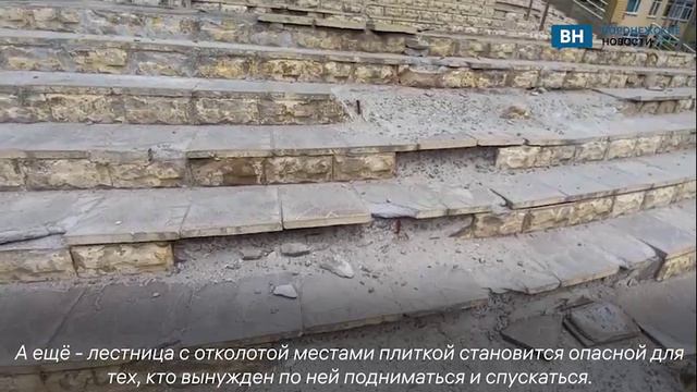 В Воронеже на входе в здание экономического факультета ВГУ разрушается лестница