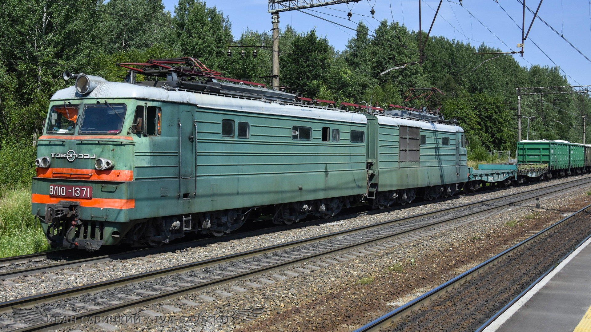 Старый электровоз ВЛ10-1371 заходит на станцию Мга