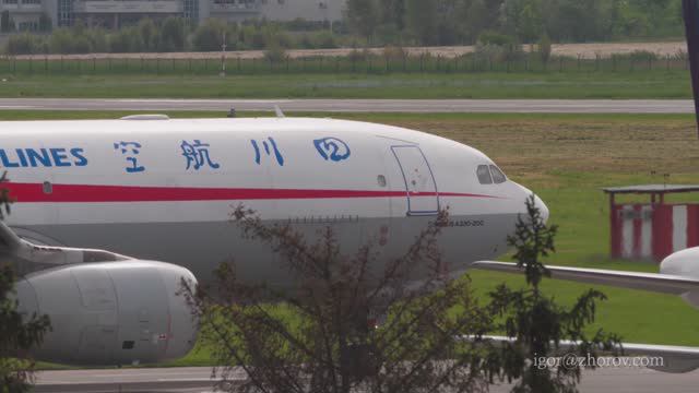 Грузовой Эйрбас А330 авиакомпании Sichuan Airlines выруливает на исполнительный перед вылетом из аэр