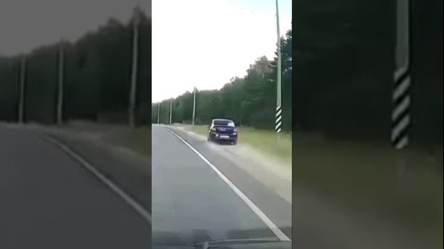 Машина налетела на столб в Омске на трассе