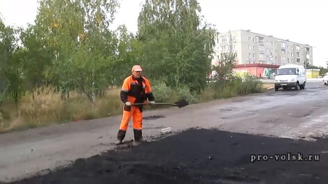МУП Дорожник на Привольске кладет асфальт в грязь