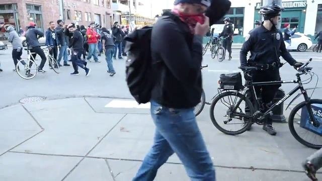 Женщина-полицейский на день Мартина Лютера Кинга в Сиэтле