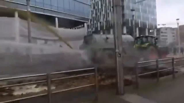 Новые кадры битвы полицейского водомёта и навозомёта во время сегодняшних протестов фермеров в Брюсс