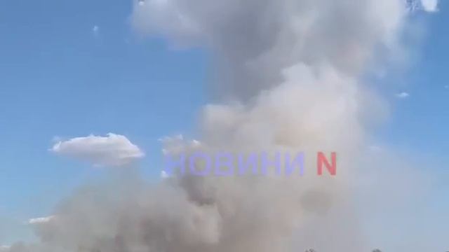 ‼️🔥🇺🇦Загадочный огромный пожар охватывает Николаев: есть опасность детонации, город в дыму !!!