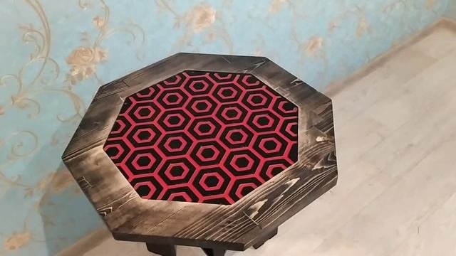 Журнальный столик с 3Д фигурами из окрашенной эпоксидной смолы в сочетании с красным люминофором.