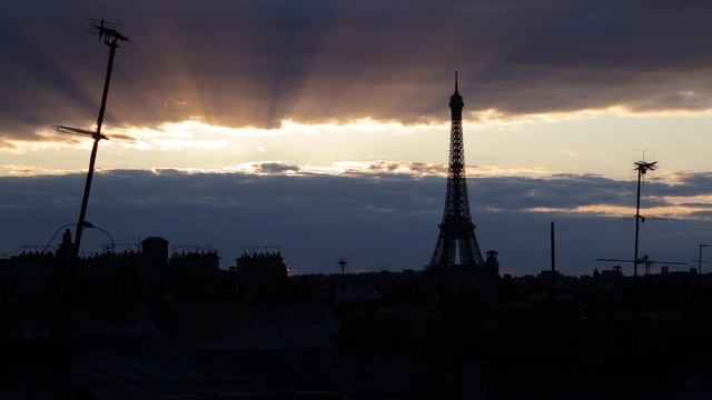 Ambiance coucher de soleil sur les toits de Paris avec vue Tour Eiffel et une douce musique jazz