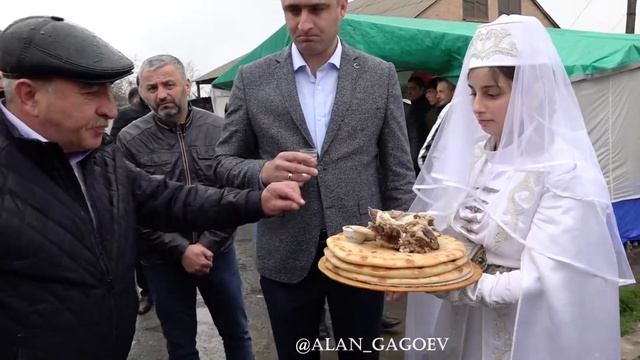 Красиво выдали дочку замуж, по обычаю.