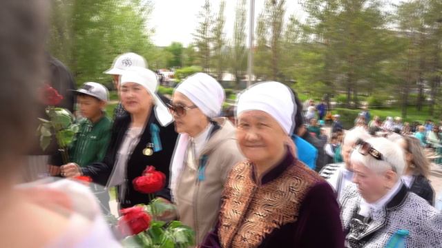 День Победы 9 мая Экибастуз. Возложение цветов 9 мая к Вечному огню у Обелиска Славы.