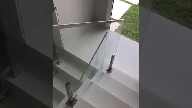 Лестничное ограждение из прозрачного стекла на стойках