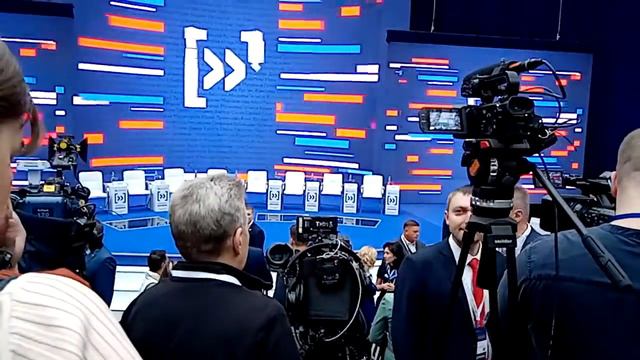 Форум Сообщество 2019 Первый день. 10 утра. В президиуме пусто.