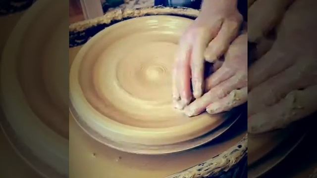 Как делаются плоские тарелки на гончарном круге