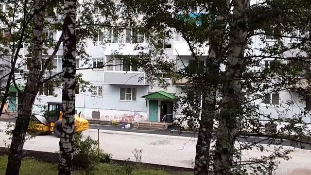 Ремонт Двора день 8 Кладут асвальт у дома, Уплотнение щебня дорожным катком.mp4