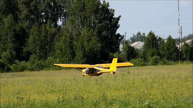 Вынужденная посадка самолёта на окраине деревни