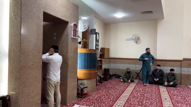 ? Чеченец делает Азан в благородной Мекке – Мухаммад Мансур Атагинский?