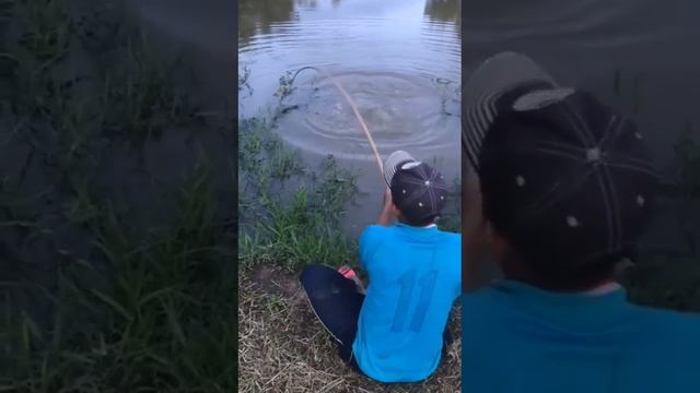 УМОРА. РЫБА чуть рыбака не УТОПИЛА.mp4