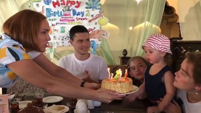 Задуваем свечи на именинном торте)