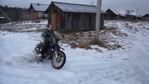 Я накаталась! прокатилась и упала на мотоцикле, по снегу.Зимой.