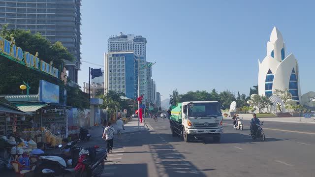 Погнали во Вьетнам. Центральная площадь Нячанга