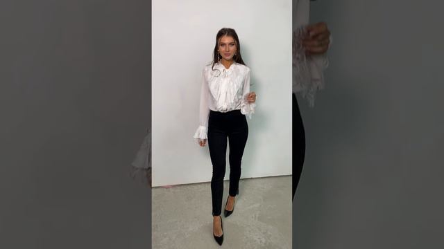 Черные брюки по фигуре и белая кружевная блуза-боди Malina Fashion