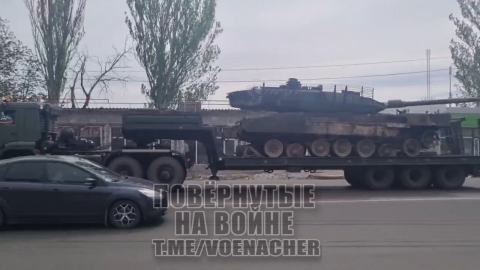 Везут трофейный Leopard 2A6.