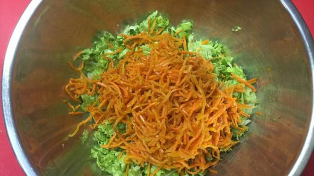 Салат из белокочанной капусты с яйцом и морковью