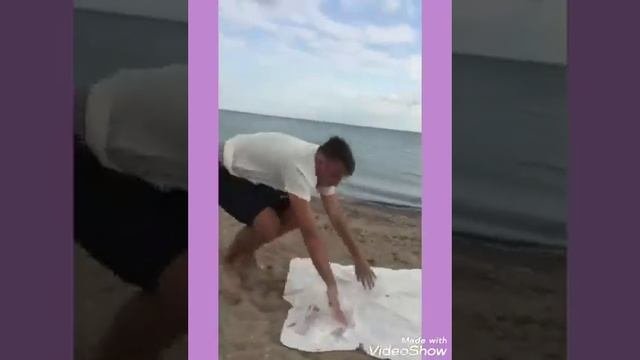 Гимнастка против человека ?Кто-же выиграл?  Упал на спину ?