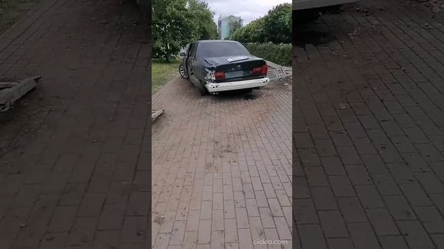 На пересечении улиц Кирова и Красноармейской автомобиль снёс ограждения и вылетел на тротуар. 😱