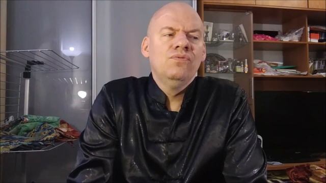 Приколыч поёт частушки. А парикмахер нам рассказывает байки