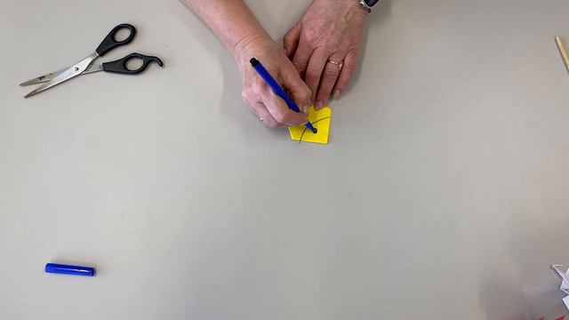 Преподаватель технологии Котова А.В. в технике оригами изготавливает игру «Увлекательная рыбалка»