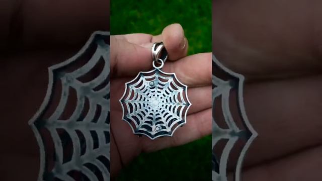 Подвеска паук из серебра с гранатами.