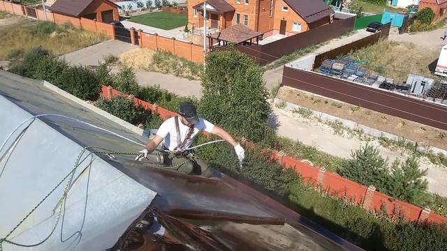 Покраска крыши безвоздушным способом. Маляры Татарстана.