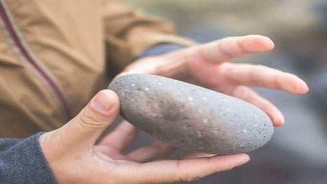 Маленькие хулиганы: в Новосибирске дети бросают камни в прохожих и автомобили