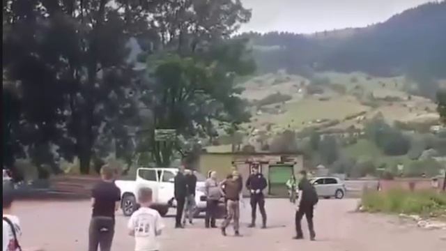 В Закарпатской области ТЦКшник достал пистолет при детях