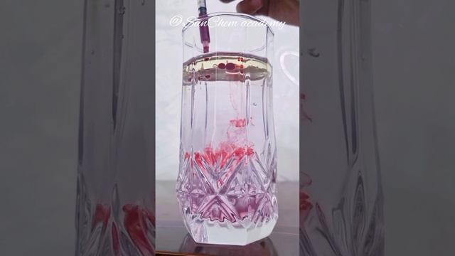 ФЕЙЕРВЕРКИ В СТАКАНЕ. Красочный эксперимент с водой и маслом #опыт #эксперимент #химия #интересное