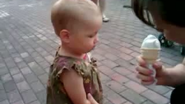 Пробуем мороженое - 1 год и 4 мес