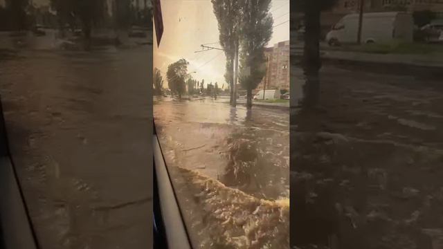 Улица Новосибирская после дождя - опять стала рекой.