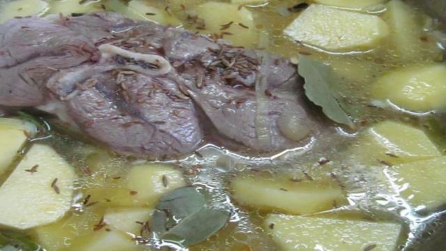 Тушеная баранина с овощами рисом и грибами