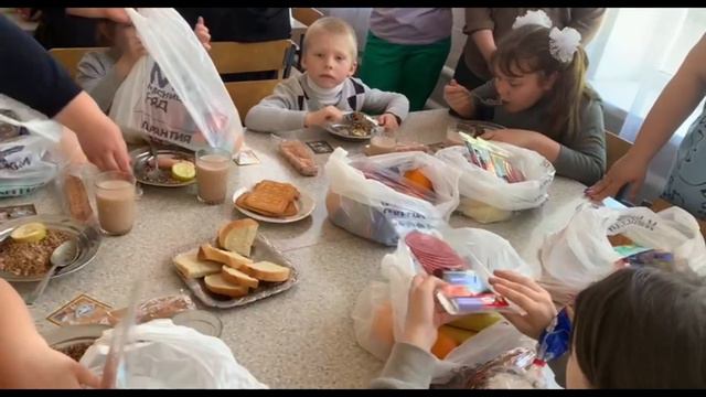 Гуманитарная миссия "Марш Мира - Детям Донбасса" доставила пасхальные подарки: сладости, мясные вкус