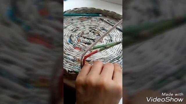 Поднос. Плетение из газетных трубочек. Красивые ручечки: